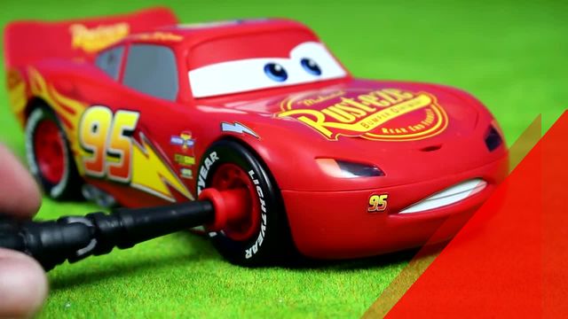 Ô tô đồ chơi từ tia chớp McQueen trong một bộ đồ chơi trẻ em | Mở hộp cho  trẻ em | Ô Mai TV Official