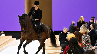 Đại sứ Chanel cưỡi ngựa...