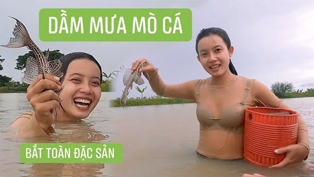 Chị em rủ nhau ra ao mò cá...