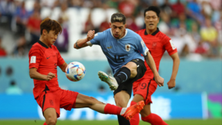Hàn Quốc thoát thua Uruguay