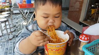 Bé Thích Ăn Mì Baby Eat Noodless...