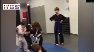 Những đứa trẻ Karate vui...
